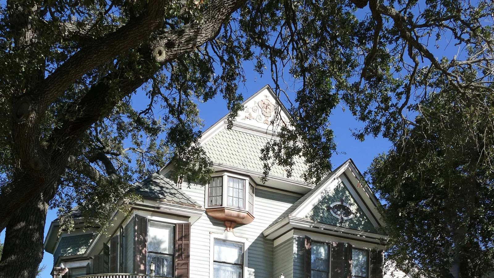 In 1895, local banker William Cooke Skinner (1870-1953) and his wife, Adele (Preston) Skinner (1874-1966), bought this parcel for a home for their young family. Charles William Bulger (1859-1922), noted Texas architect, designed the two-sto