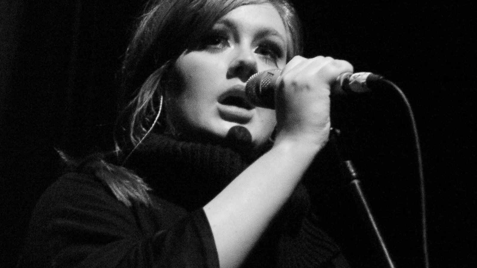 Adele on a concert in January 2009.