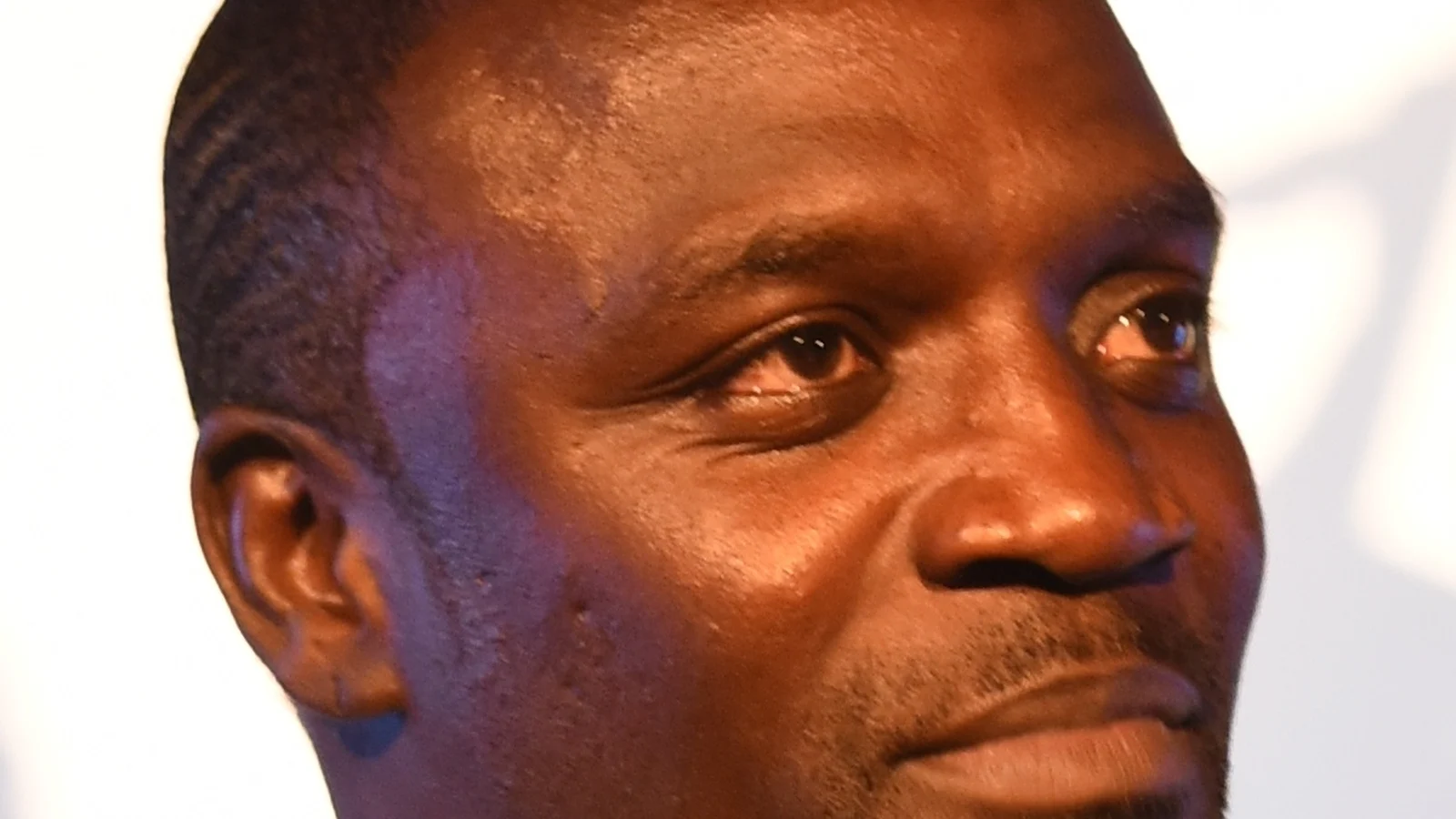 Akon foi convidado pela Embaixada dos EUA para celebrar o Dia da Mulher em 2015.