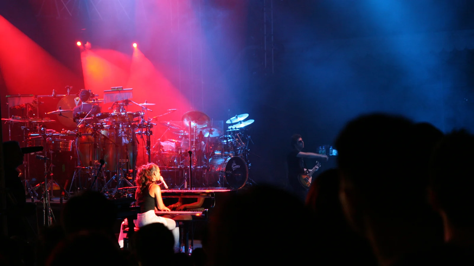 Alicia Keys performing at the 2008 SINGfest.
