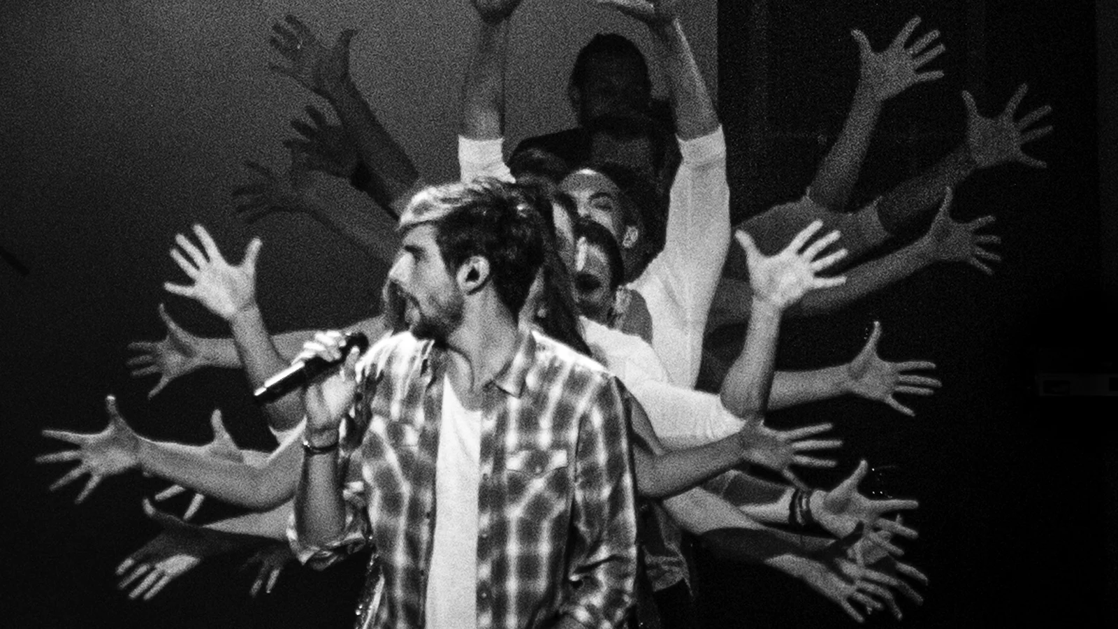 Es un cantante y compositor español, conocido por el éxito de su primer sencillo, El mismo sol, en Europa durante el verano de 2015. Ref: es.wikipedia.org/wiki/%C3%81lvaro_Soler Convention Center, Punta del Este, Uruguay, 24 July 2016 Camer