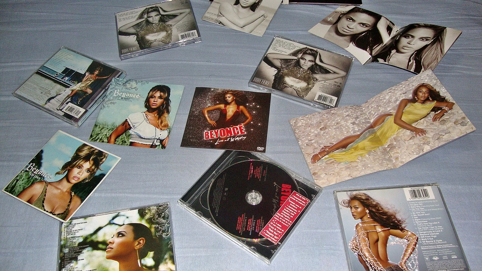 Essa imagem mostra todos os meus CDs da cantora Beyoncé, todos esses álbuns foram lançados no período de 2003 a 2009. This image shows all my CDs of singer Beyonce, all of these albums were released during the period 2003 to 2009.