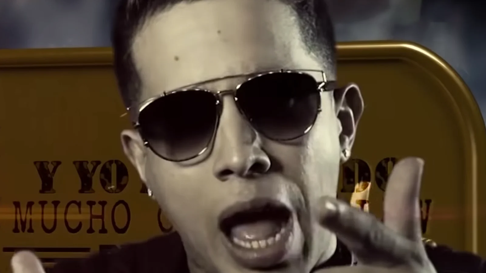De La Ghetto performing his verse in Daddy Yankee's song "Alerta Roja"