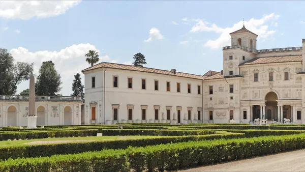 L'Académie de France, créée par Louis XIV en 1666, a été transférée à la ville Médicis en 1804, par Napoléon. La villa a été restructurée en 1564 pour le compte du Cardinal Giovanni Ricci di Montepulciano avant de devenir la propriété des M
