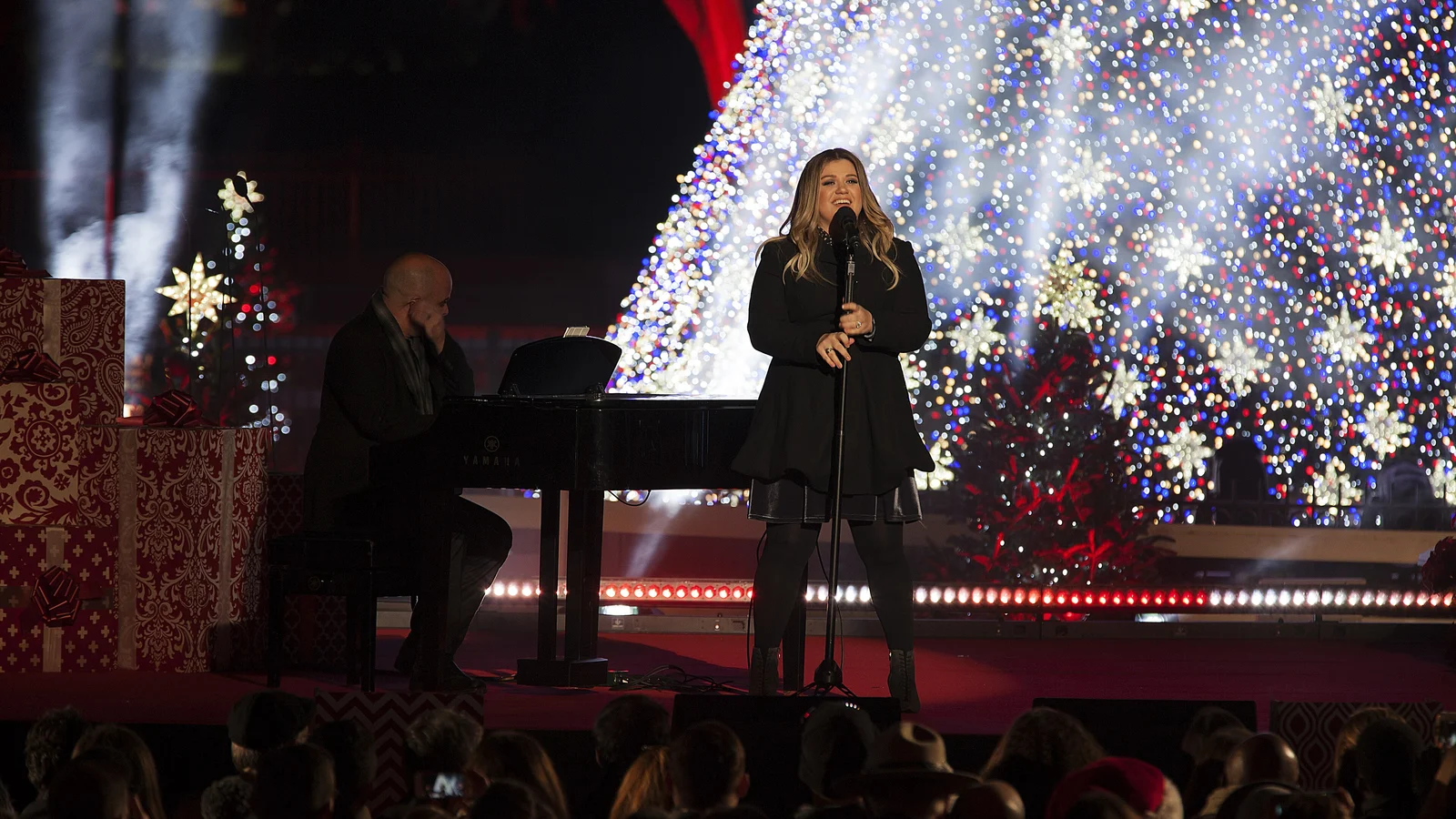 Kelly Clarkson performs in front of the 2016 National Christmas Tree. Credit: NPS Photo by Marcey Frutchey