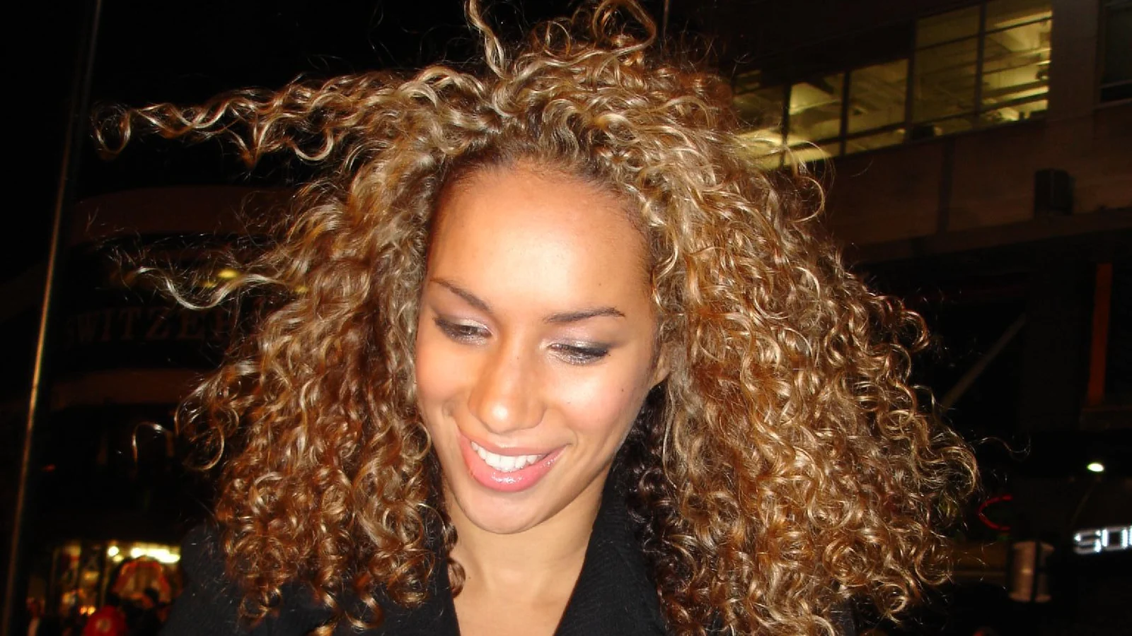 Leona Lewis signs her last autograph before being whisked away for photos at the Flushed Away London premiere.