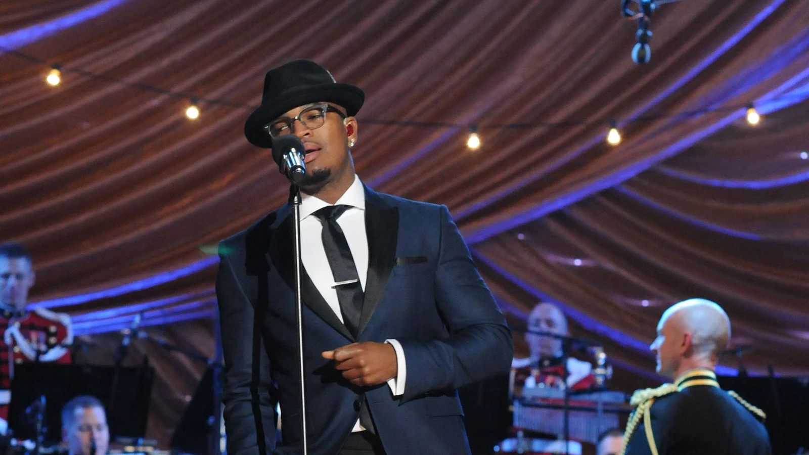 Ne-Yo performs