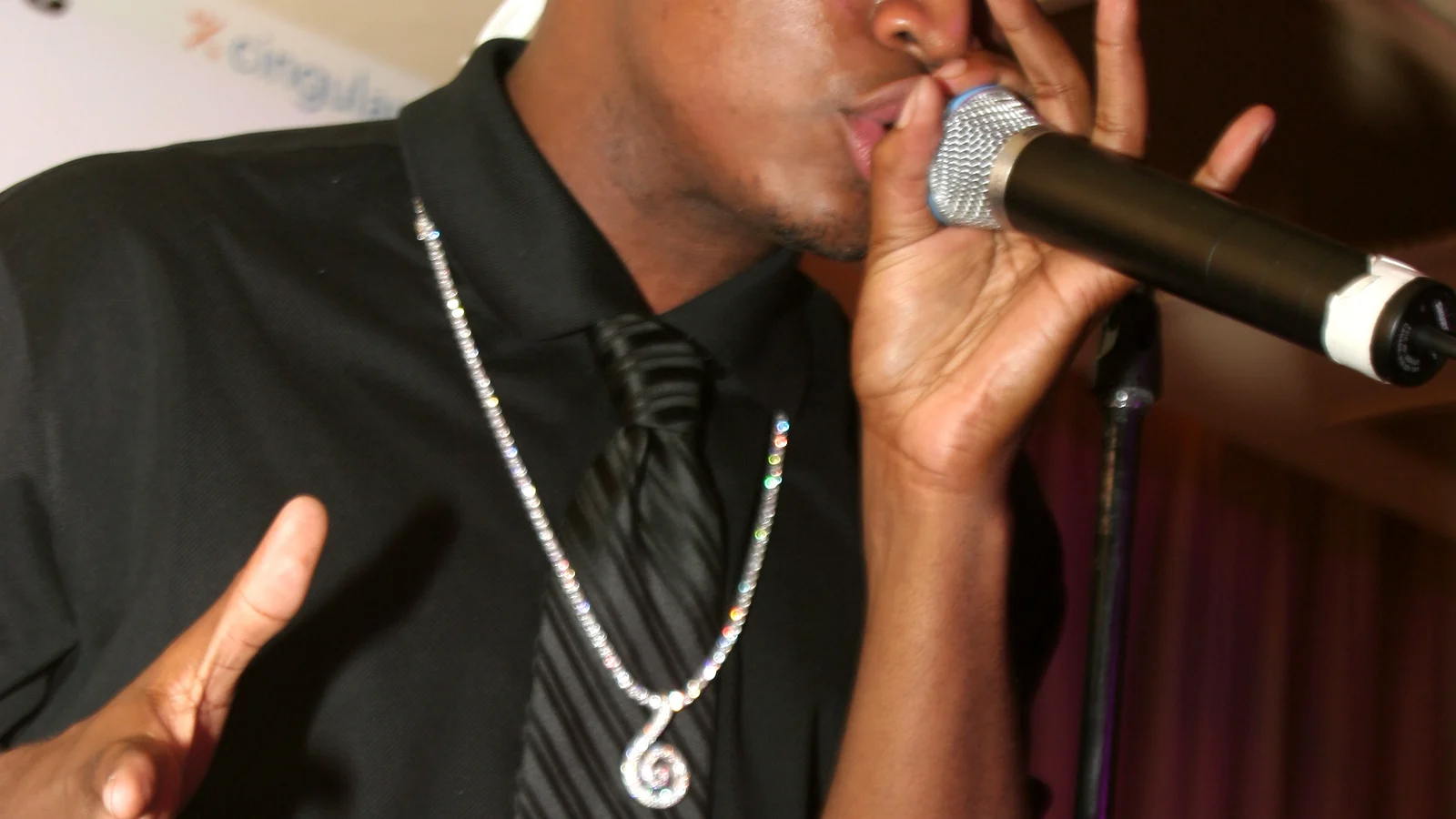 Ne-Yo performing in July 2005.