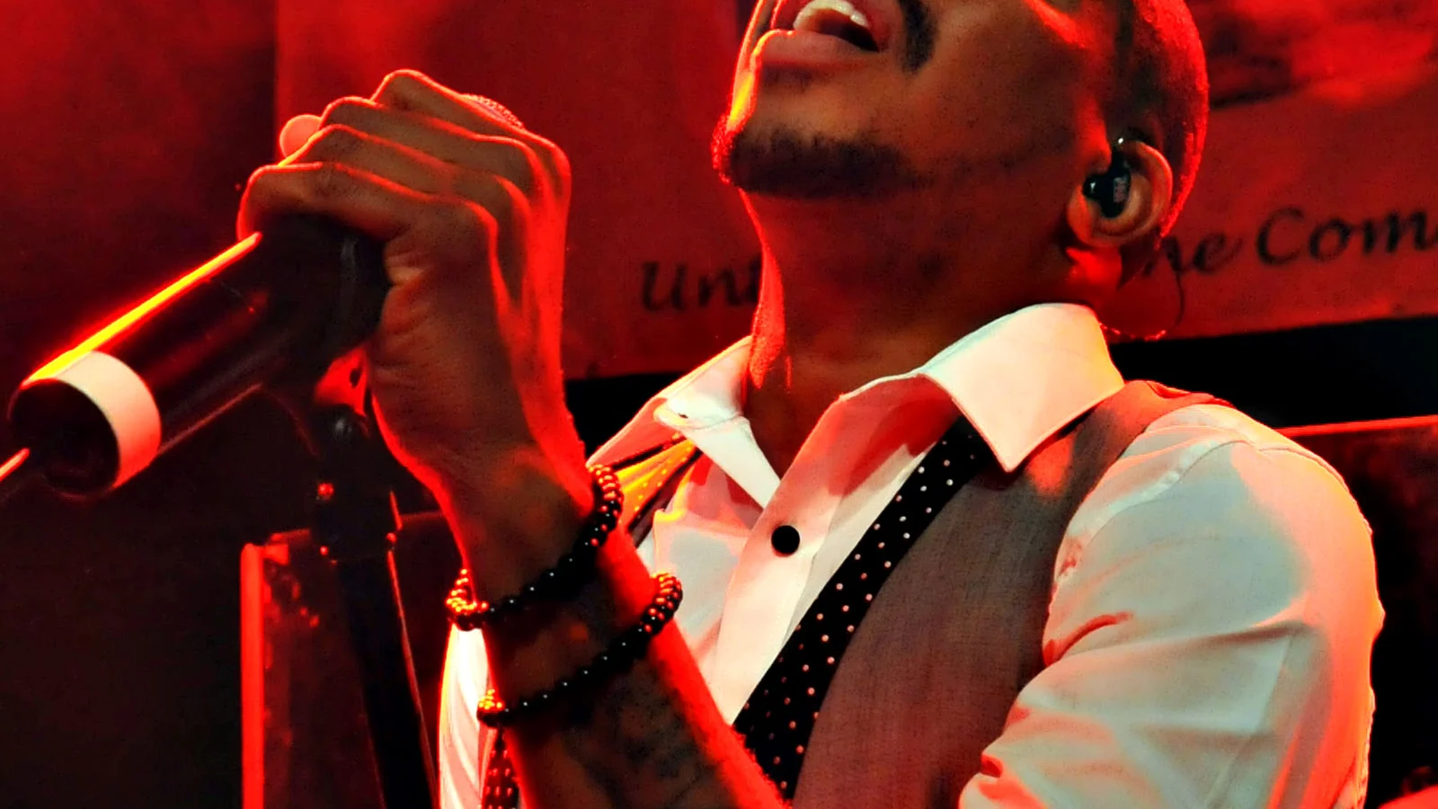 Raheem DeVaughn, American singer/songwriter performs for military members, Ramstein Air Base, Germany, Sept. 20, 2010. Raheem DeVaughn was visiting Germany on a USO tour to boost service members morale. (U.S. Air Force photo by Airman Desir