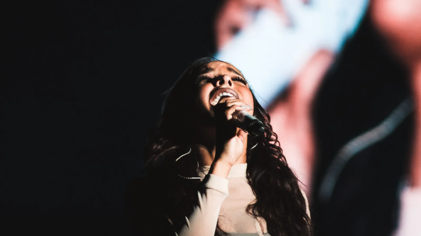 Tinashe in a concert in 2015