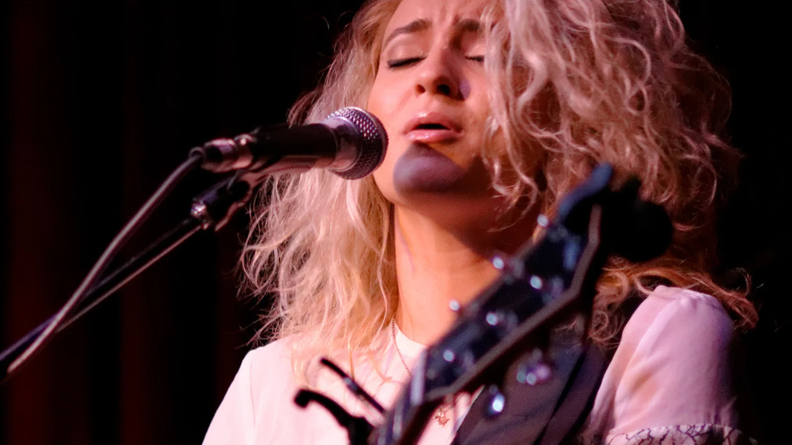 Tori Kelly performing at Hotel Cafe in 2015