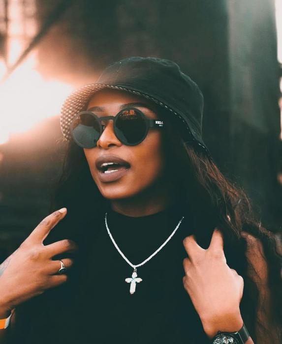 DJ Zinhle Biography: Net Worth, Age, House, Cars, Daughter, Champagne, Boyfriend & Education