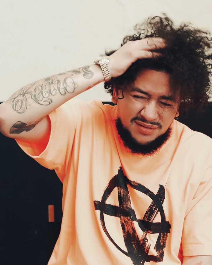 Aka Shows Off His Very Curly Hair 3