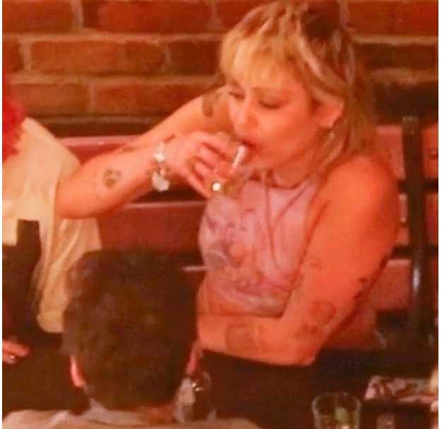 Miley Cyrus &Amp; Yungblud Get Cozy During Night Out (Photos) 2