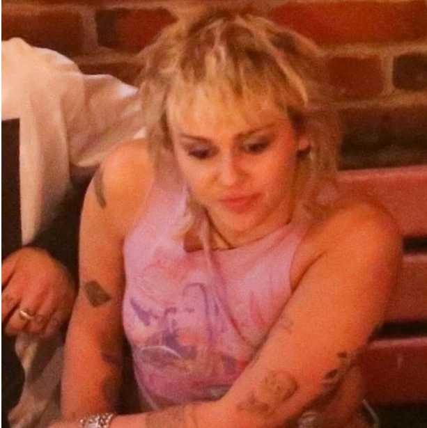 Miley Cyrus &Amp; Yungblud Get Cozy During Night Out (Photos) 3