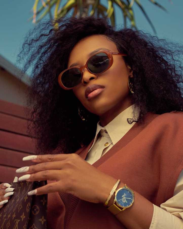 The Moment Dj Zinhle Tried To Hide Her Pregnancy With A Purse 3