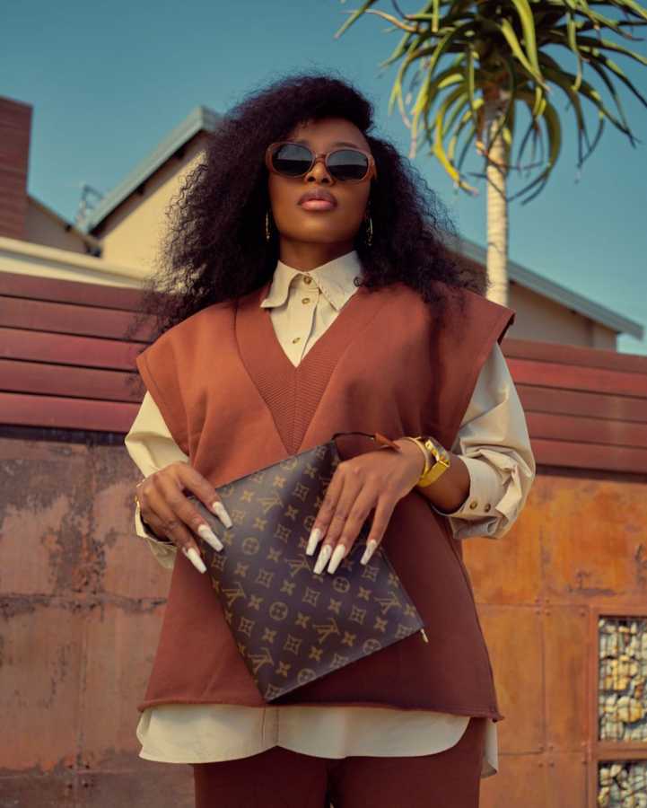 The Moment Dj Zinhle Tried To Hide Her Pregnancy With A Purse 2