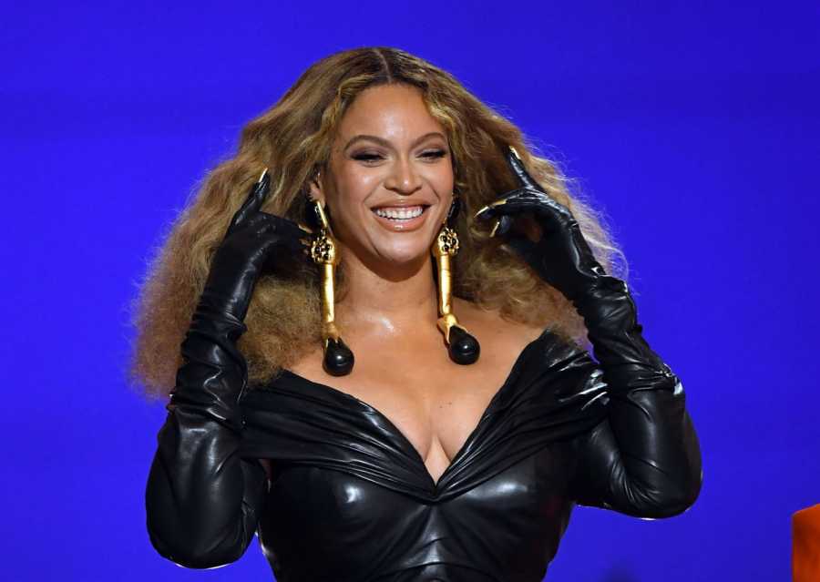 Washington Post Columnist Slams Beyoncé, &Quot;Sa Blood Diamonds Aren’t A Girl’s Best Friend&Quot; 1