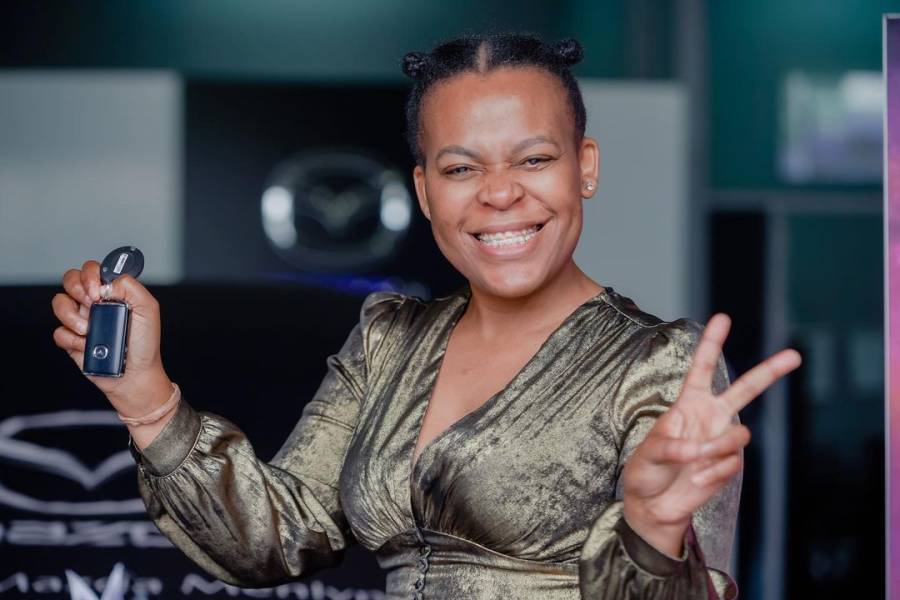 Watch Zodwa Wabantu Gift Ladies A Thousand Rands Each At An Event