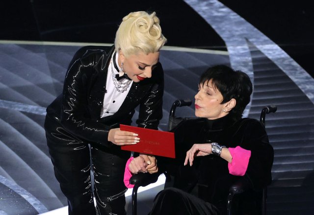 The Oscars: Why Liza Minnelli Presented The Best Picture Award From A Wheelchair. 2