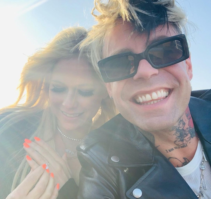 Tweet: Avril Lavigne Excited To Be Engaged To Mod Sun 3