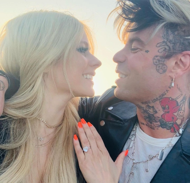 Tweet: Avril Lavigne Excited To Be Engaged To Mod Sun 4