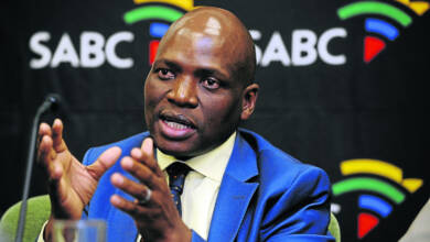 Hlaudi Motsoeneng Biography: Age, Net Worth, Wife, Political Party, Qualifications, House, Daughter & Salary