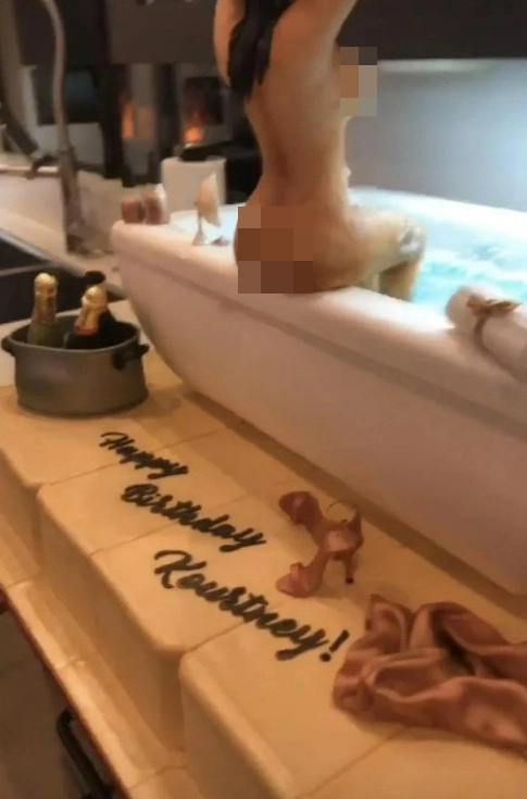 Kourtney Kardashian'S Nude Cake Intrigues Fans 3