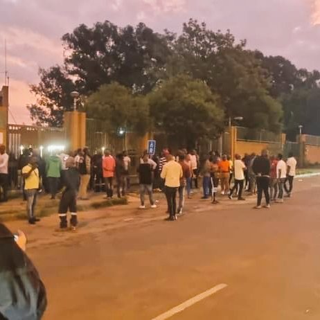 Warga Nigeria yang Marah Berkumpul di Kantor Polisi Saat Sopir Taksi Afrika Selatan Membunuh Warga Nigeria di Benoni