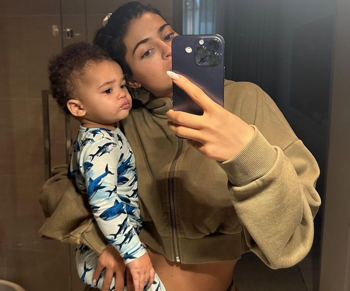 Kylie Jenner Has Shares First Photos & Name Of Her Son » Ubetoo