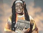 Penyanyi Zimbabwe Mbuya Stella Chiweshe Meninggal di Usia 77 Tahun