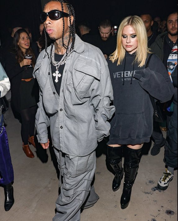 The Moment Tyga &Amp; Avril Lavigne Shared A Kiss At The Paris Fashion Week. 2