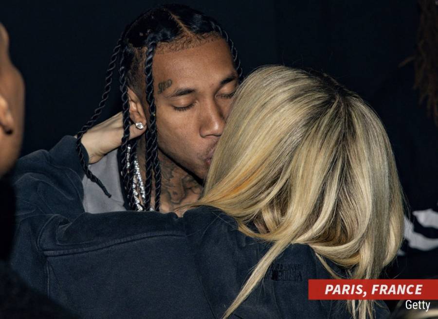 The Moment Tyga &Amp; Avril Lavigne Shared A Kiss At The Paris Fashion Week. 3