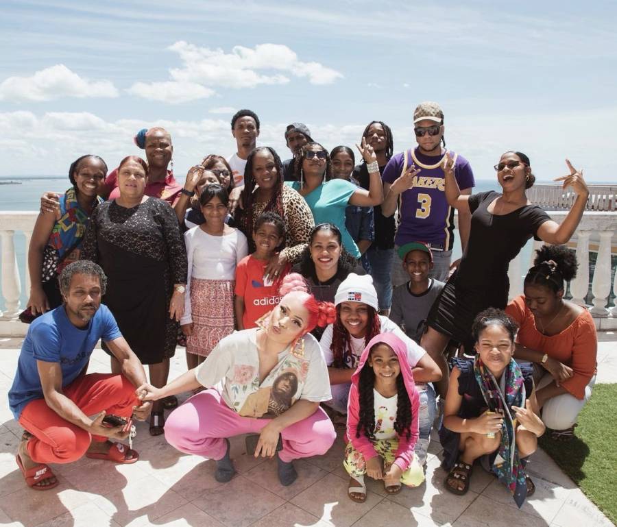 In Pictures: Nicki Minaj Accused Of Bleaching After Pics With Her Trinidad Family Pop Online 4