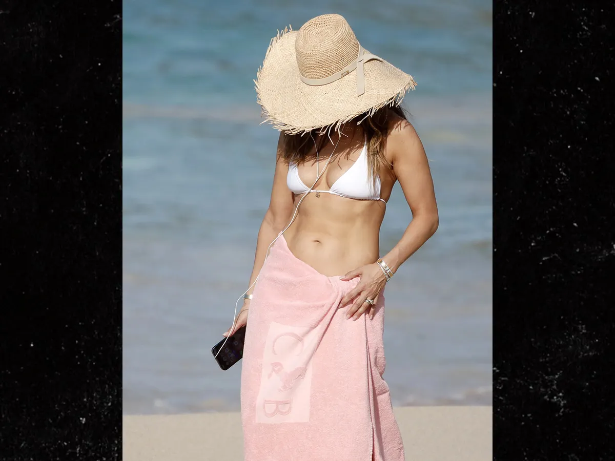 Jennifer Lopez And Ben Affleck Enjoys A Sun-Soaked Vacation 9