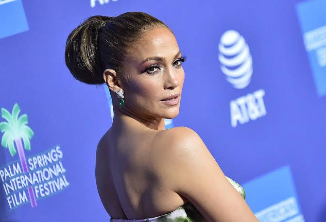 Jennifer Lopez Flaunts Her &Quot;Gold Christmas Tree&Quot; At Her $60M Home With Ben Affleck 12