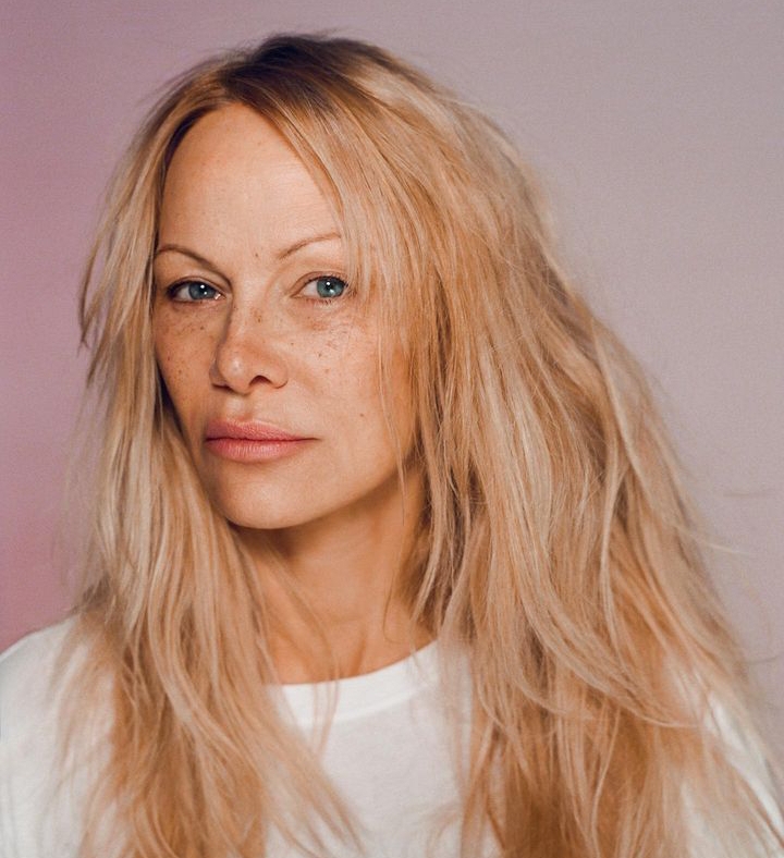 Pamela Anderson Goes Make-Up Free To 2023 Fashion Awards 1