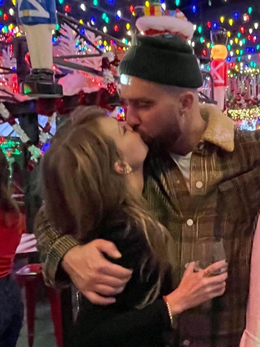 Taylor Swift And Travis Kelce May Or May Not Be Getting Engaged Soon 1