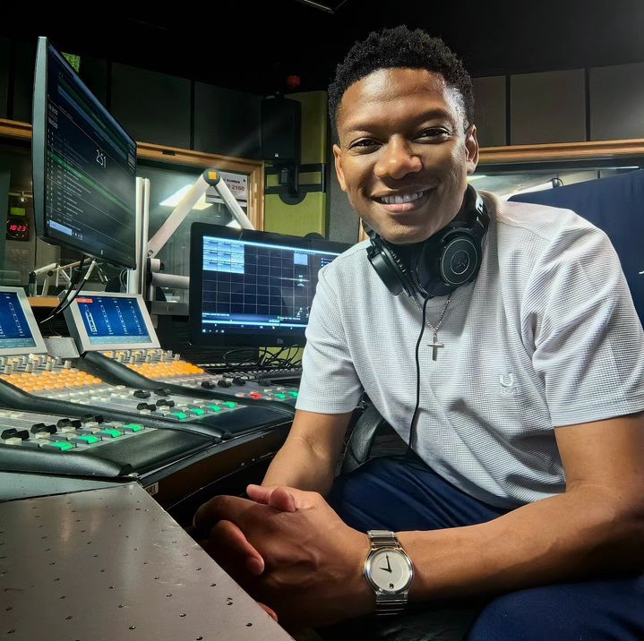 Proverb Remembers Late Mom, Dedicates Degree To His Parents 3