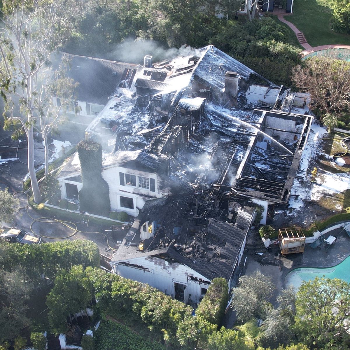 Tragedy Strikes: Cara Delevingne'S Los Angeles Home Engulfed In Flames 4