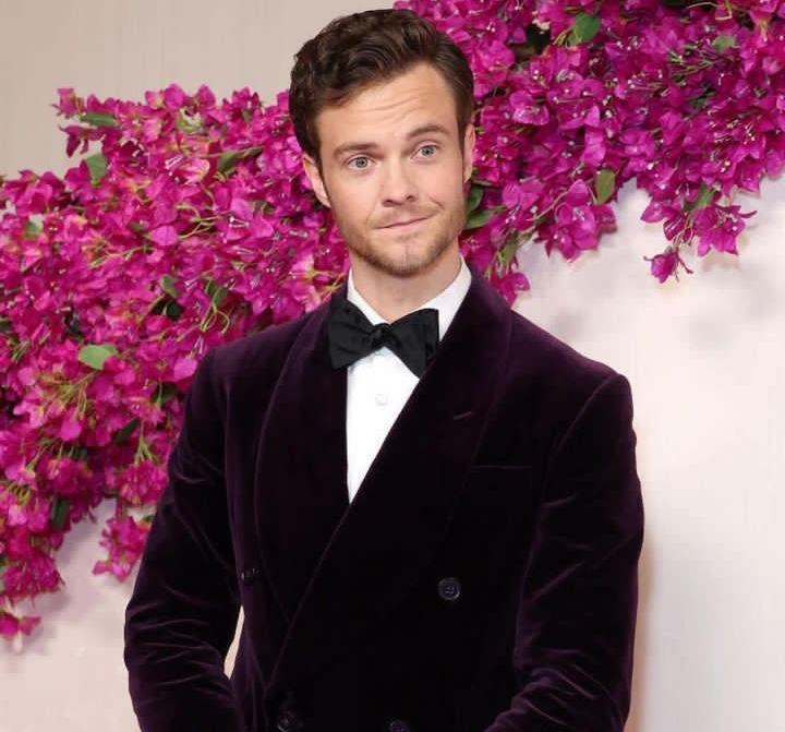 &Quot;The Boys&Quot; Star Jack Quaid Gives Cape Town His Famous Thumbs Up 7